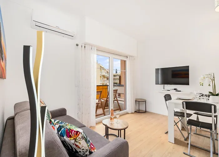 Castel - Agreable Deux Pieces - Centre * 芒通